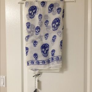BNWT Alexander McQueen skull pattern scarf